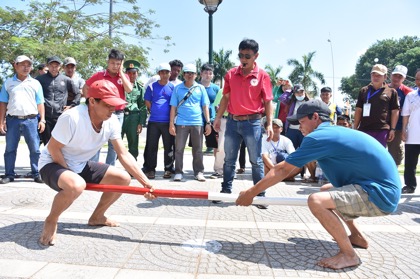 Các VĐV thi đấu nội dung đẩy gậy.