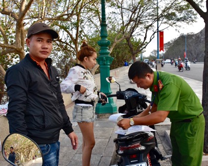 Công an TP.Vũng Tàu lập biên bản một trường hợp ăn uống trên vỉa hè đường Hạ Long.