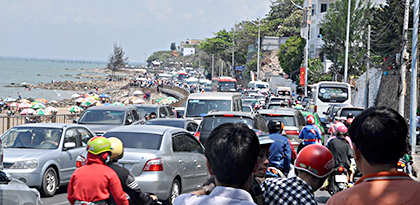 Do lượng khách đến TP.Vũng Tàu trong ngày 30-4 quá đông nên đã xảy ra ùn tắc cục bộ trên tuyến đường Hạ Long (khu vực Bãi Dứa). ẢNH: PV