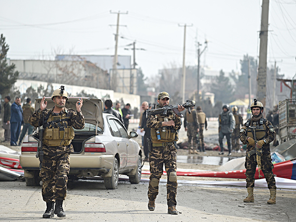 Lực lượng an ninh Afghanistan tại hiện trường một vụ đánh bom liều chết ở Kabul.