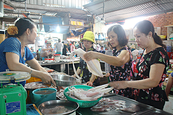 Khách du lịch mua mực tại Chợ Vũng Tàu sáng 1-5.