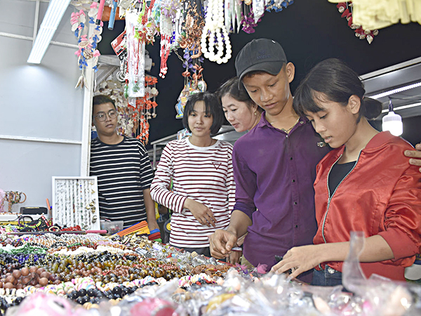 Du khách tham quan, mua sắm quà lưu niệm tại KDL San Hô Xanh (TP. Vũng Tàu).