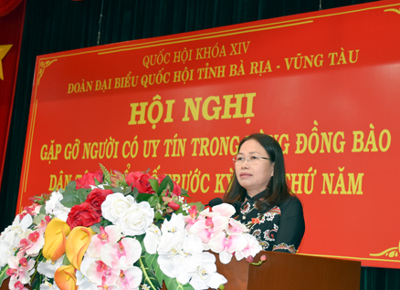 Đại biểu Nguyễn Thị Yến, Phó Bí thư Thường trực Tỉnh ủy, Trưởng Đoàn ĐBQH tỉnh thông tin về hoạt động của Đoàn ĐBQH tỉnh 4 tháng đầu năm.