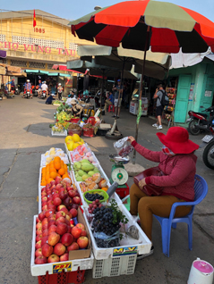 Trái cây Trung Quốc được bày bán trước cổng chợ Vũng Tàu.