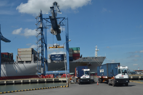 Bốc dỡ hàng container tại cảng TCIT (huyện Tân Thành).