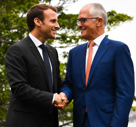 Tổng thống Emmanuel Macron (trái) và Thủ tướng Australia Malcolm Turnbull. 