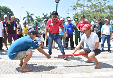 Các VĐV thi đấu môn đẩy gậy.