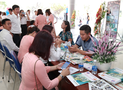 Khách hàng tìm hiểu các dự án chung cư tại Sàn giao dịch bất động sản DIC.