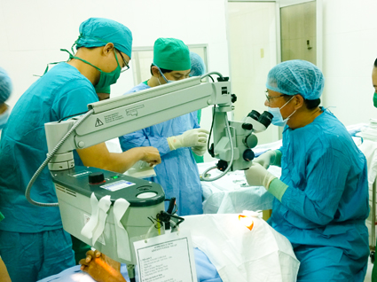 Y, bác sĩ Bệnh viện Mắt phẫu thuật cho bệnh nhân. 