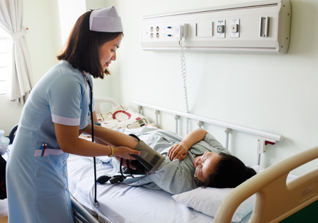 Điều dưỡng chăm sóc bệnh nhân tại khu điều trị dịch vụ Bệnh viện Bà Rịa. 