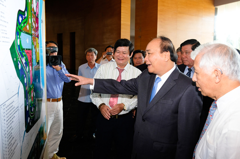 Thủ tướng Nguyễn Xuân Phúc tham quan không gian khoa học và nhà mô hình vũ trụ Quy Nhơn. 