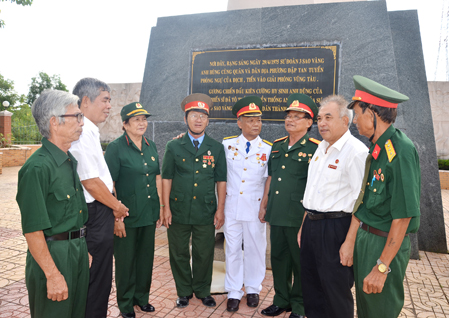 Các cựu chiến binh Sư đoàn 3 Sao Vàng cùng ôn lại những năm tháng kháng chiến ác liệt tại Đài tưởng niệm liệt sĩ cầu Cỏ May.