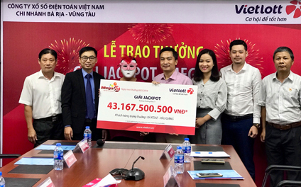 Đại diện Vietlott chi nhánh BR-VT trao giải cho khách hàng trúng thưởng. 