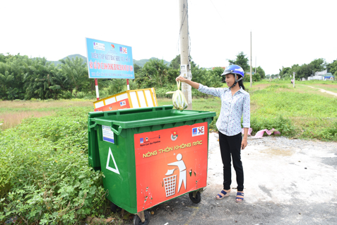 Mô hình “Nông thôn không rác” do Công ty khí Nam Côn Sơn tổ chức để người dân sống gần hệ thống đường ống dẫn khí có chỗ bỏ rác, tránh gây ô nhiễm trong khu dân cư.