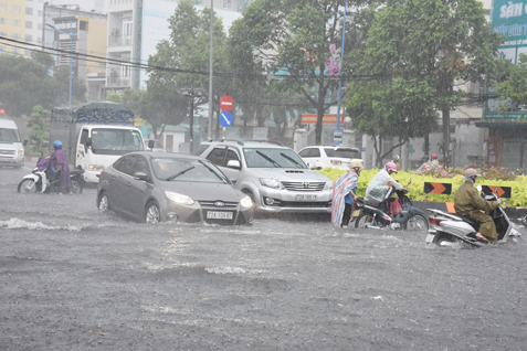 Khu vực ngã ba Lê Hồng Phong - 2-9 bị ngập sâu khiến nhiều phương tiện tham gia giao thông gặp khó khăn.