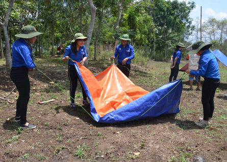 Trại sinh tham gia phần thi dựng lều nhanh. 