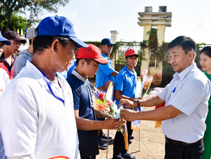 trao cờ và hoa cho đại diện các đội dự giải. 