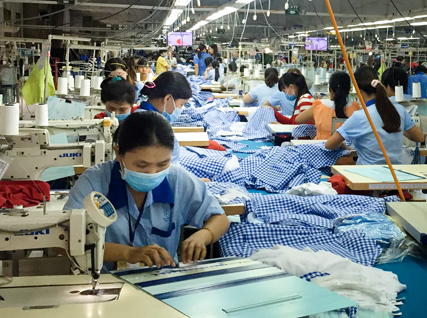 Công nhân Công ty May Tân Mỹ (CCN Hắc Dịch 1, huyện Tân Thành) trong giờ sản xuất. Ảnh: THU THẢO 