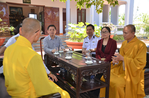 Bộ trưởng Bộ GT-VT Nguyễn Văn Thể và Phó Bí thư Thường trực Tỉnh ủy, Trưởng Đoàn ĐBQH tỉnh BR-VT Nguyễn Thị Yến thăm và trò chuyện cùng các nhà sư chùa Trường Sa Lớn nhân chuyến công tác tại Trường Sa ngày 27-4.