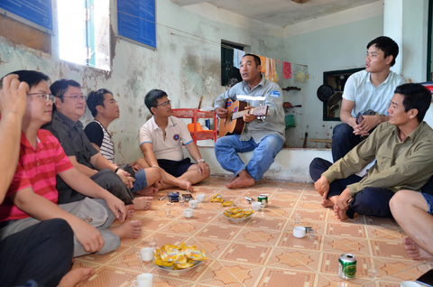 Cán bộ, nhân viên Trạm hải đăng Đá Tây giao lưu văn nghệ cùng đoàn công tác.