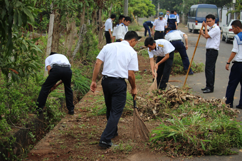 Cán bộ, chiến sĩ Lữ đoàn 171 Hải dọn dẹp vệ sinh môi trường trên địa bàn xã Xuyên Mộc (huyện Xuyên Mộc).