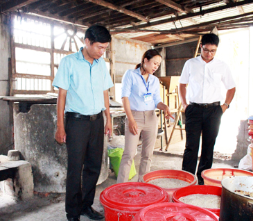 Đoàn kiểm tra liên ngành của tỉnh kiểm tra cơ sở sản xuất rượu của bà Nhan Thị Thanh Hồng, xã An Nhứt, huyện Long Điền.