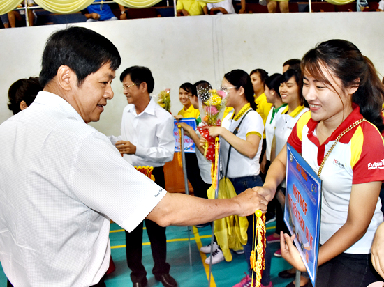 Ông Nguyễn Lợi, Giám đốc Ngân hàng Nhà nước tỉnh tặng cờ lưu niệm cho các đơn vị tham dự hội thao.