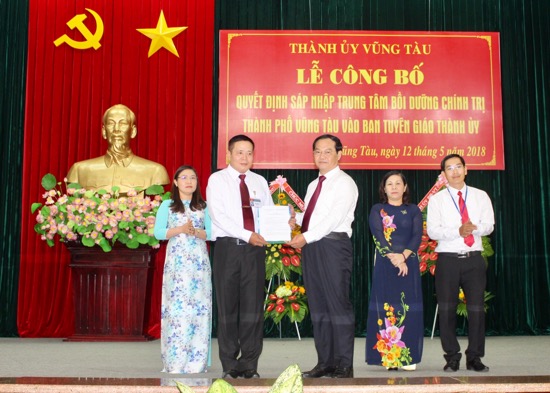 Đồng chí Mai Ngọc Thuận, Ủy viên Ban Thường vụ Tỉnh ủy, Bí thư Thành ủy, Chủ tịch HĐND TP.Vũng Tàu trao Quyết định sáp nhập Trung tâm Bồi dưỡng chính trị TP.Vũng Tàu vào Ban Tuyên giáo Thành ủy cho đồng chí Trần Ngọc Hà, Trưởng Ban Tuyên giáo Thành ủy Vũng Tàu.