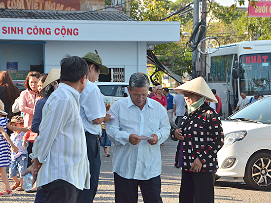 Ngay trước cổng vào di tích Thích Ca Phật Đài, người bán hàng rong, vé số đeo bám, chèo kéo du khách.