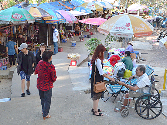 Người ăn xin trong khuôn viên di tích Thích Ca Phật Đài. Ảnh: THANH LƯƠNG