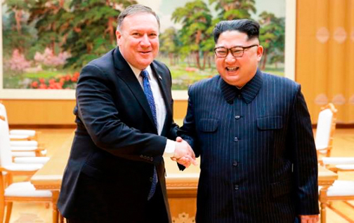 Ngoại trưởng Pompeo và nhà lãnh đạo Kim Jong-un. Ảnh: AP 