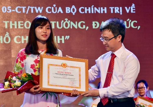 Đồng chí Đặng Minh Thông, Tỉnh ủy viên, Phó Chủ tịch UBND tỉnh trao giải C trong lĩnh vực báo chí của Cuộc thi sáng tác các tác phẩm văn học, nghệ thuật, báo chí viết về chủ đề “Học tập và làm theo tư tưởng, đạo đức, phong cách Hồ Chí Minh”.