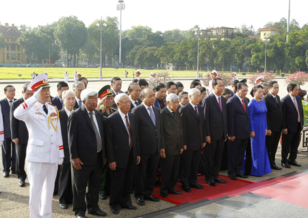 Các đồng chí lãnh đạo Đảng, Nhà nước viếng Chủ tịch Hồ Chí Minh nhân dịp kỷ niệm 128 năm Ngày sinh nhật của Người