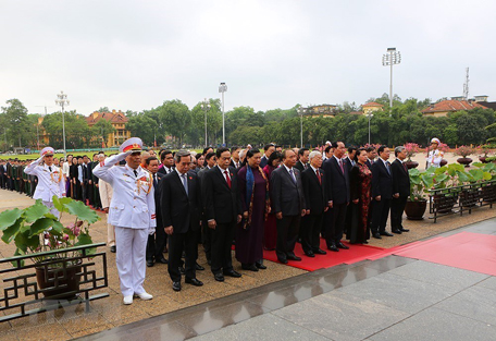 Trước giờ khai mạc, các đại biểu Quốc hội đã vào Lăng viếng Chủ tịch Hồ Chí Minh.