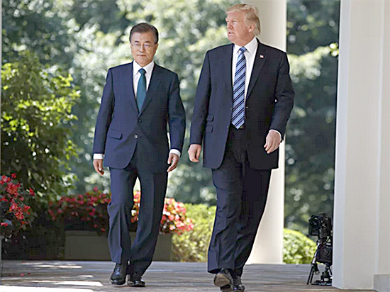 Tổng thống Hàn Quốc Moon Jae-in và Tổng thống Mỹ Donald Trump tại Nhà Trắng năm 2017. 