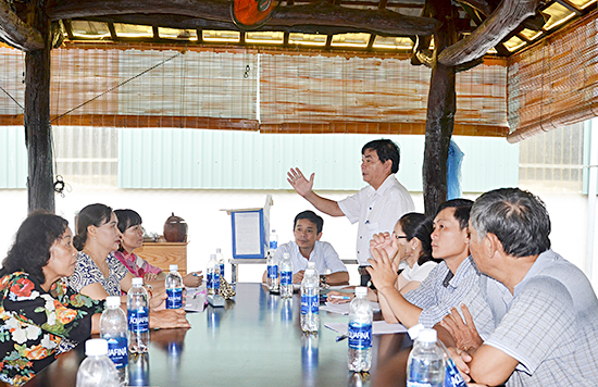 Đồng chí Huỳnh Thành, Phó Bí thư, Chủ tịch UBND xã Kim Long (huyện Châu Đức) dự đánh giá chất lượng sinh hoạt của Chi bộ thôn Hưng Long. Ảnh: BẢO KHÁNH