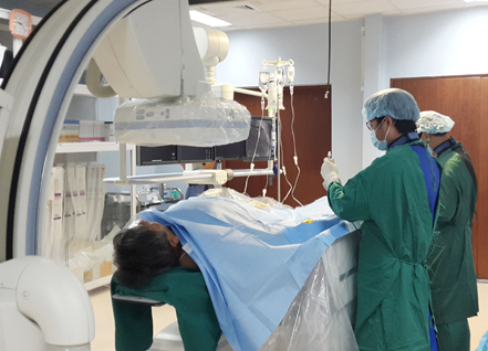 Bác sĩ Bệnh viện Bà Rịa phẫu thuật đặt stent động mạch vành cho bệnh nhân.