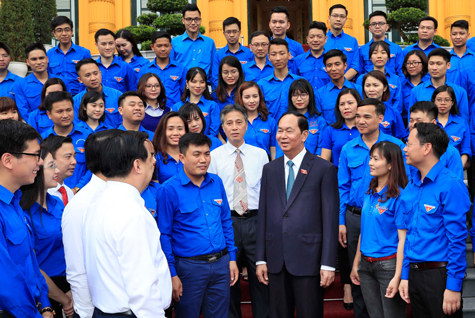 Chủ tịch nước Trần Đại Quang với các thanh niên tiên tiến làm theo lời Bác của Đoàn Thanh niên Khối các cơ quan Trung ương.