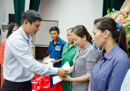 Ông Nguyễn Thanh Sơn, Chủ tịch LĐLĐ TP.Vũng Tàu trao quà cho CNVCLĐ có hoàn cảnh khó khăn.