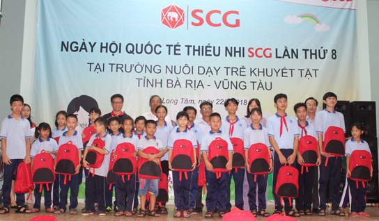 Đại diện Tập đoàn SCG tặng học bổng cho HS.