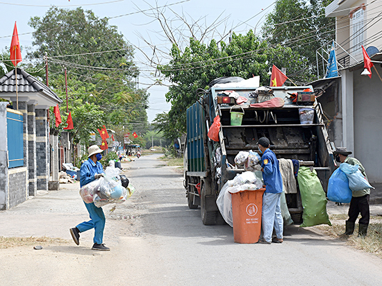 Công nhân Công ty CP Dịch vụ Đô thị TX.Phú Mỹ thu gom rác trên địa bàn. Ảnh: BẢO KHÁNH