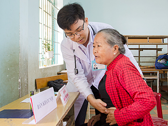 Bác sĩ trẻ Nguyễn Minh Tú (Bệnh viện Lê Lợi, TP.Vũng Tàu) thăm, khám bệnh cho người dân có hoàn cảnh khó khăn trên địa bàn xã Nghĩa Thành (huyện Châu Đức).