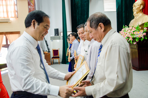 Đồng chí Mai Ngọc Thuận, Ủy viên Ban Thường vụ Tỉnh ủy, Bí thư Thành ủy, Chủ tịch HĐND TP.Vũng Tàu trao Giấy khen của Thành ủy cho các tập thể có thành tích xuất sắc qua 2 năm thực hiện Chỉ thị 05-CT/TW của Bộ Chính trị.