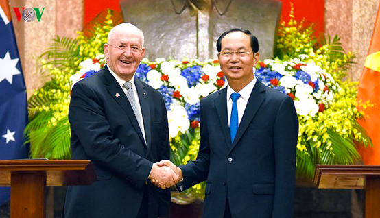 Chủ tịch nước Trần Đại Quang chào mừng Toàn quyền Australia Peter Cosgrove. 