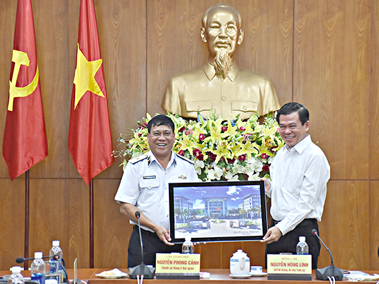 Đồng chí Nguyễn Hồng Lĩnh, Ủy viên Trung ương Đảng, Bí thư Tỉnh ủy, Chủ tịch HĐND tỉnh tặng bức tranh kỷ niệm cho Chuẩn Đô đốc Nguyễn Phong Cảnh, Chính ủy Vùng 2 Hải quân.