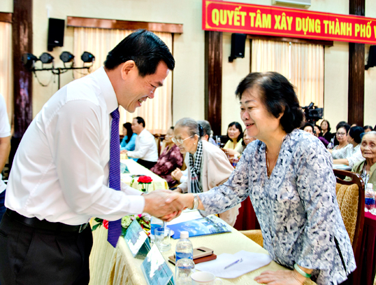 Đồng chí Nguyễn Hồng Lĩnh ân cần thăm hỏi sức khỏe đồng chí Trương Mỹ Hoa, nguyên Phó Chủ tịch nước tại buổi họp mặt.