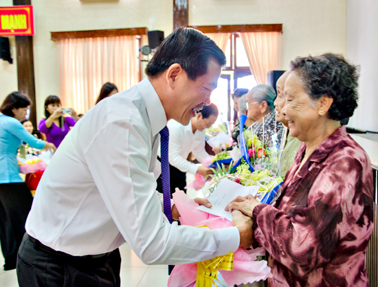 Đồng chí Nguyễn Hồng Lĩnh tặng hoa và quà chúc mừng các Ủy viên Ban chấp hành Cơ quan PNGP khu Đông Nam bộ.