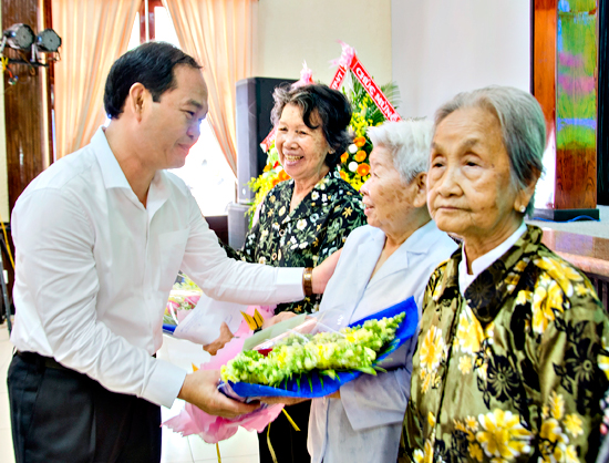 Đồng chí Mai Ngọc Thuận, Ủy viên Ban Thường vụ Tỉnh ủy, Bí thư Thành ủy Vũng Tàu tặng hoa và quà chúc mừng các Ủy viên Ban chấp hành Cơ quan PNGP khu Đông Nam bộ.