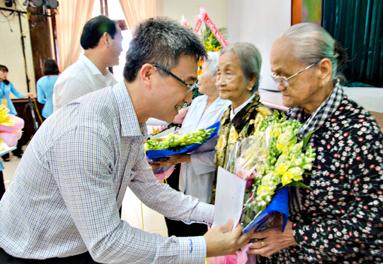 Đồng chí Đặng Minh Thông, Tỉnh ủy viên, Phó Chủ tịch UBND tỉnh tặng hoa và quà chúc mừng các Ủy viên Ban chấp hành Cơ quan PNGP khu Đông Nam bộ.