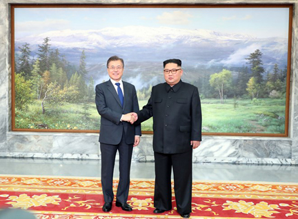 Tổng thống Hàn Quốc Moon Jae-in (trái) trong cuộc gặp nhà lãnh đạo Triều Tiên Kim Jong-un tại làng đình chiến Panmunjom ngày 26-5. 